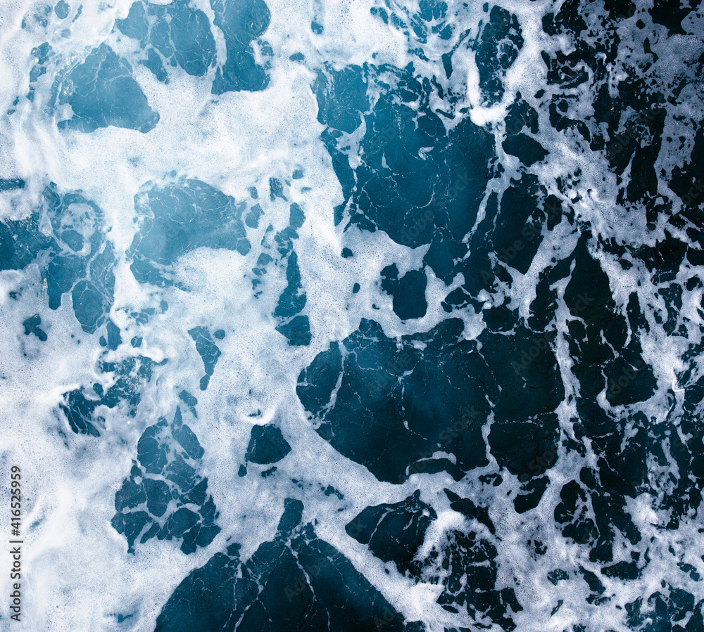 海水俯视图。波浪飞溅背景。