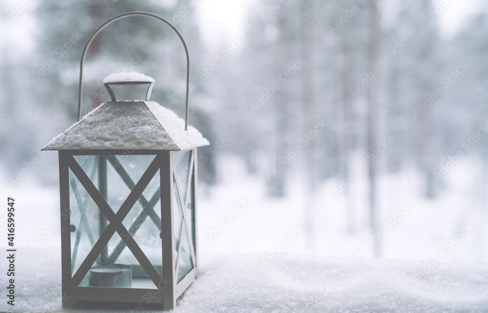 灯笼，花盆上覆盖着雪，在白雪和霜冻的森林背景上的露台上。S