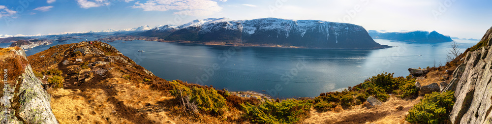 阳光明媚的挪威海峡湾美景