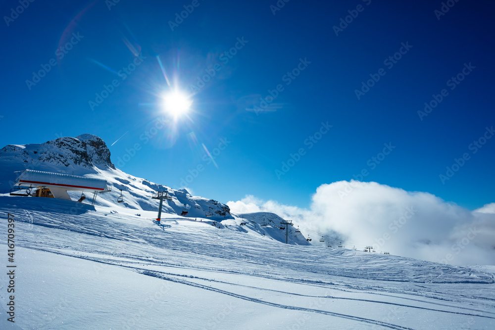 山顶，滑雪缆车站俯瞰高山全景，可欣赏蓝天和高空云层