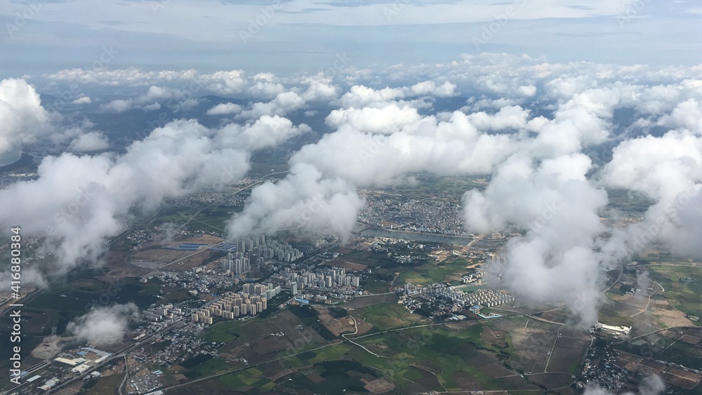 低云下的城市景观鸟瞰图