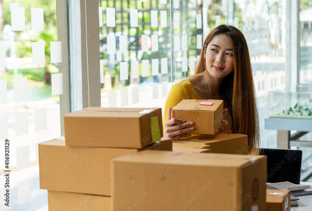 创业成功的小企业主，一位准备包装的自由职业年轻亚洲女商人