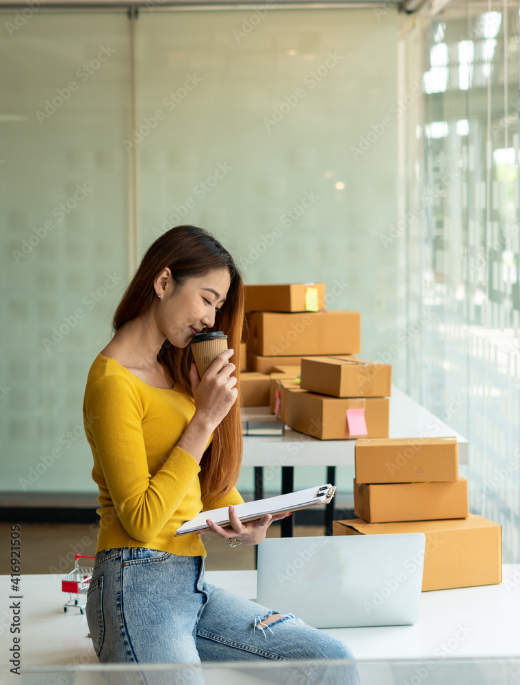 创业成功的小企业主，一位准备包装的自由职业年轻亚洲女商人