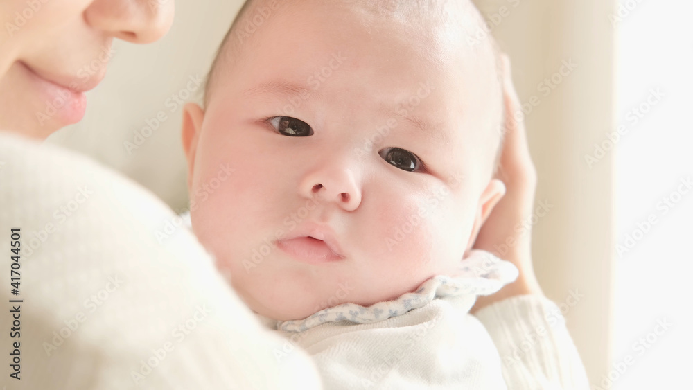 赤ちゃんを抱きしめるお母さん