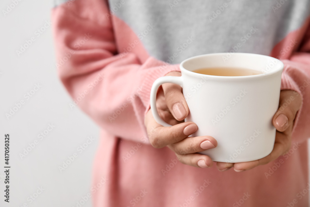 喝热茶的女人，特写镜头