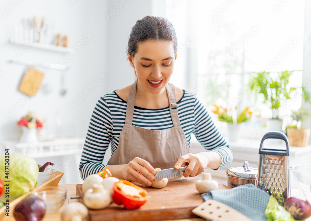 女人正在准备合适的饭菜