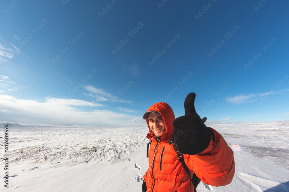 在白雪皑皑的地平线上拿着公文包的家伙。竖起大拇指