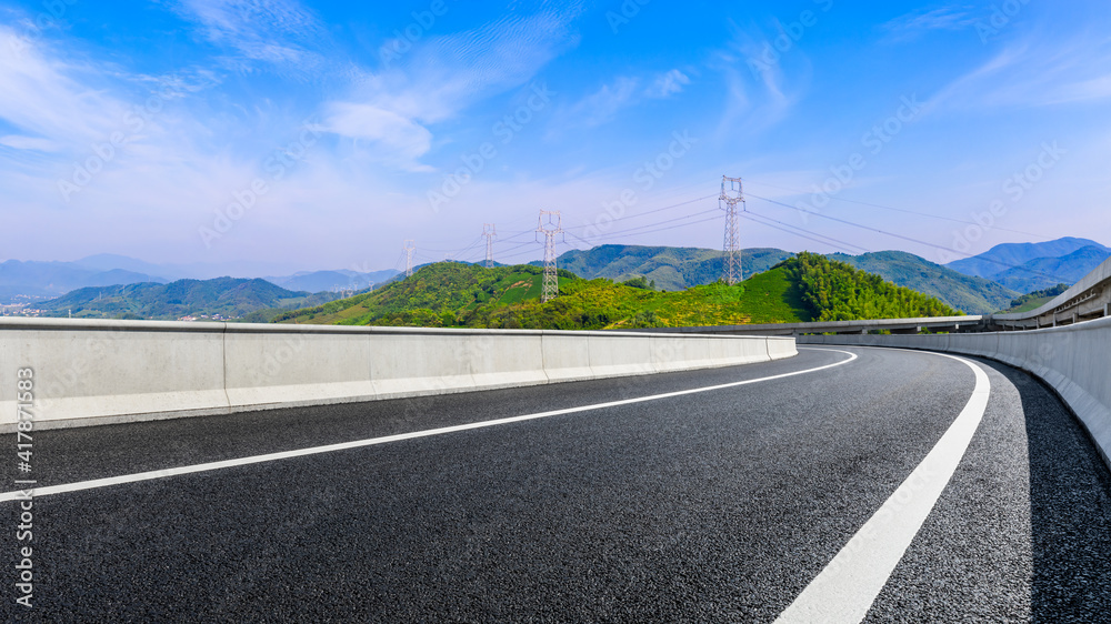 沥青公路和绿色山景。