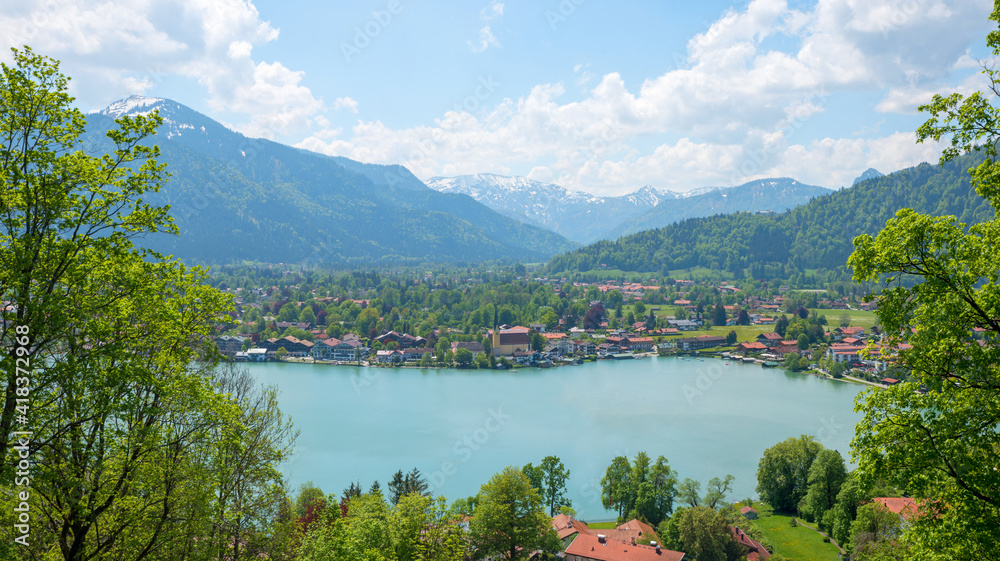 美丽的旅游胜地Rottach Egern，春天可以观赏巴伐利亚阿尔卑斯山