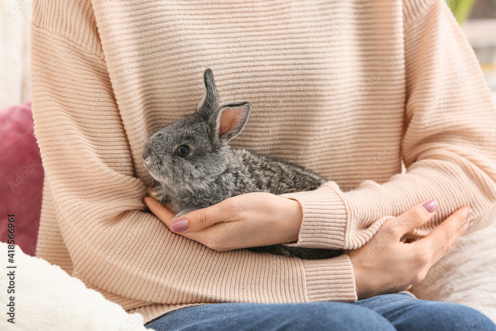 家里养着可爱兔子的年轻女人