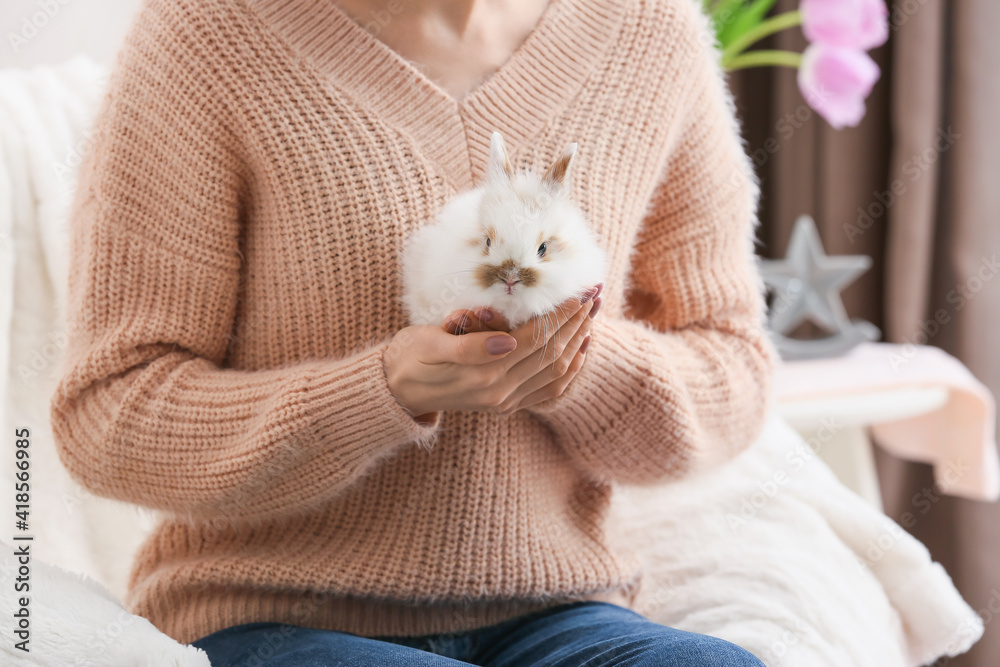 家里养着可爱兔子的年轻女人