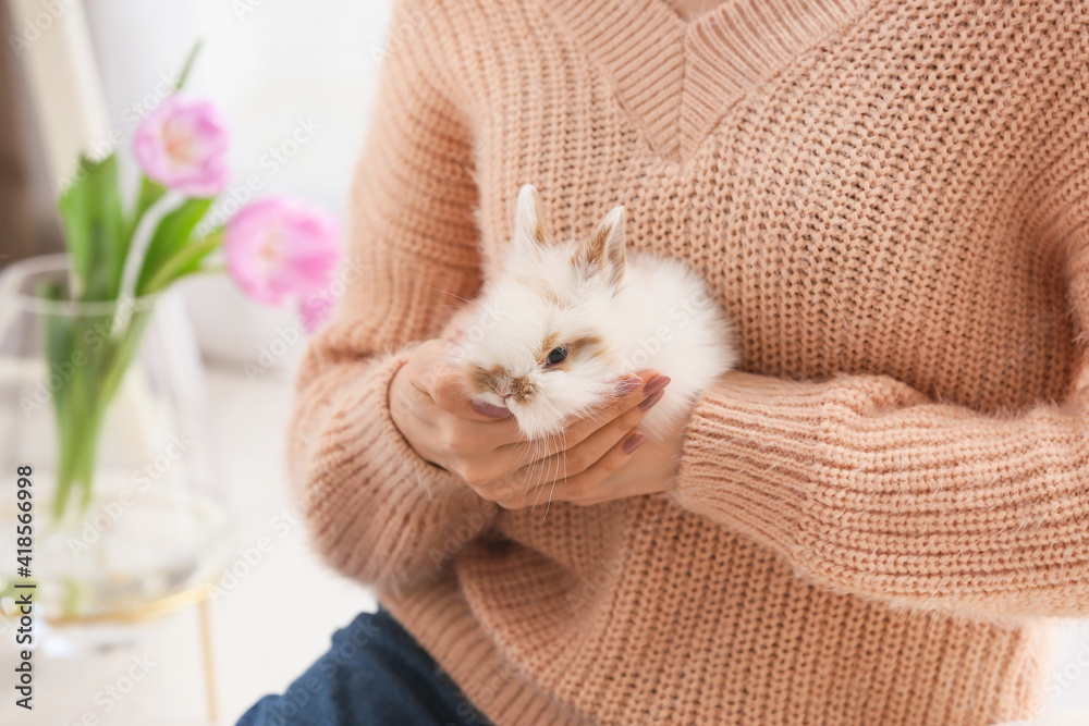 家里养着可爱兔子的年轻女人