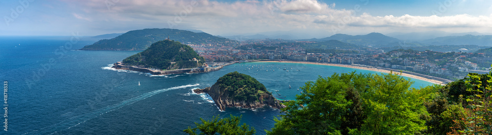 西班牙巴斯克国家La Concha海滩的圣塞巴斯蒂安或Donostia全景