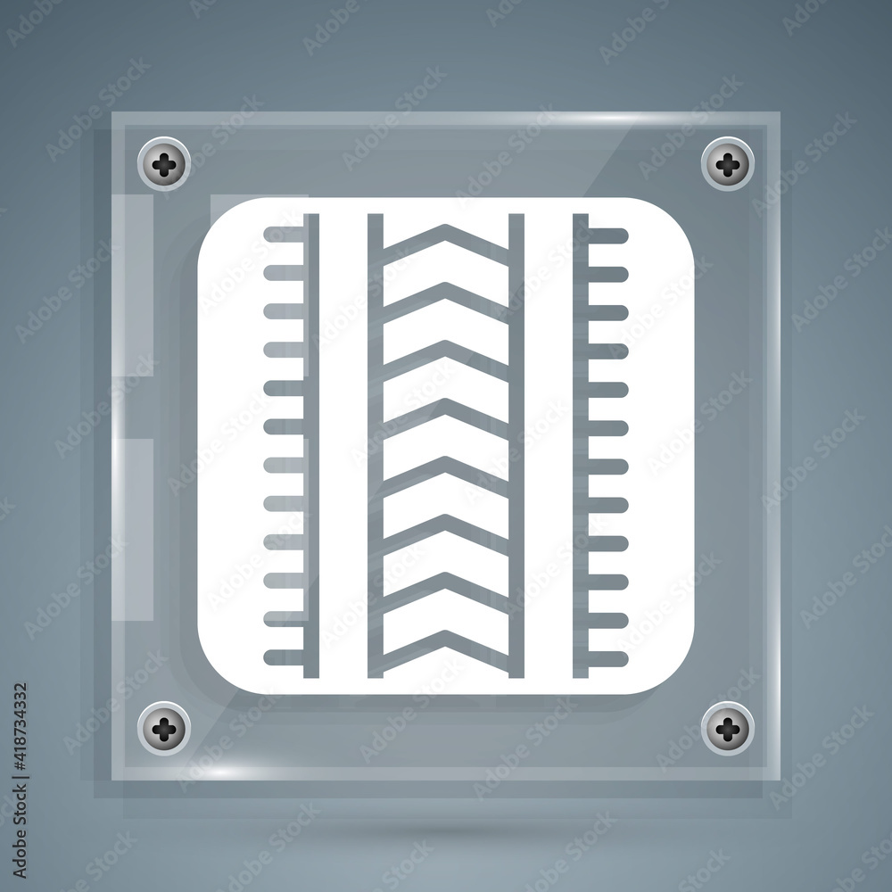 灰色背景上隔离的白色轮胎轨迹图标。方形玻璃面板。矢量。