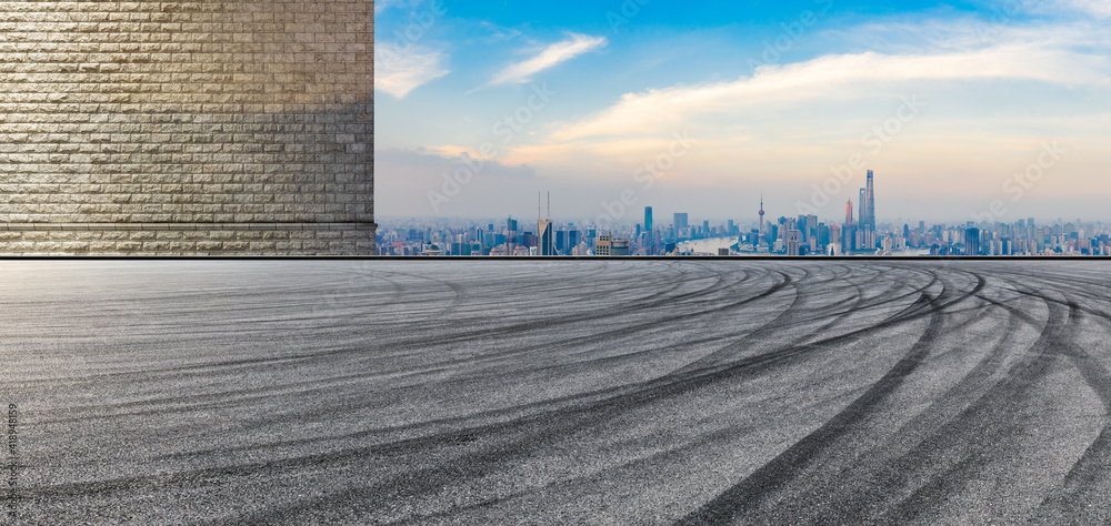 上海落日余晖下的赛道道路和城市天际线。