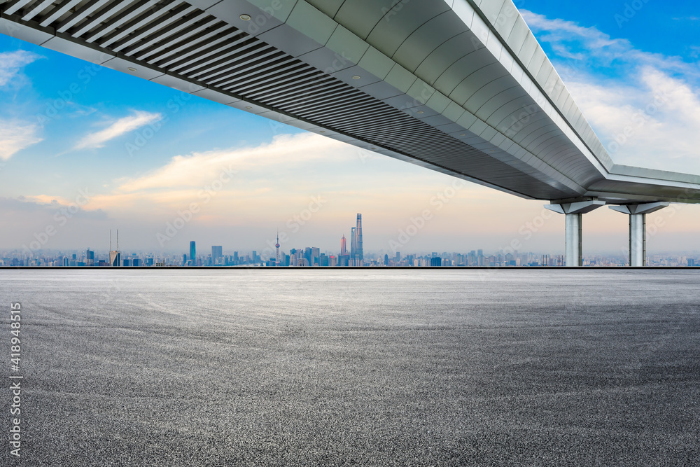 日落时分的上海，与城市天际线相连的赛道道路和桥梁。