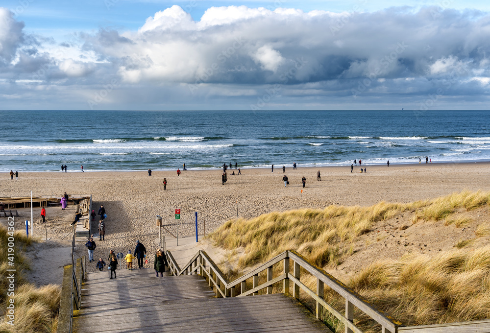 A Sunday afternoon walk on the Kijkduin beach in January