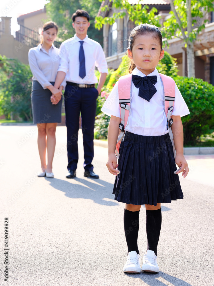 年轻父母送孩子上学