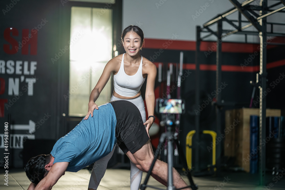 亚洲女性瑜伽教练通过直播在线教授瑜伽课