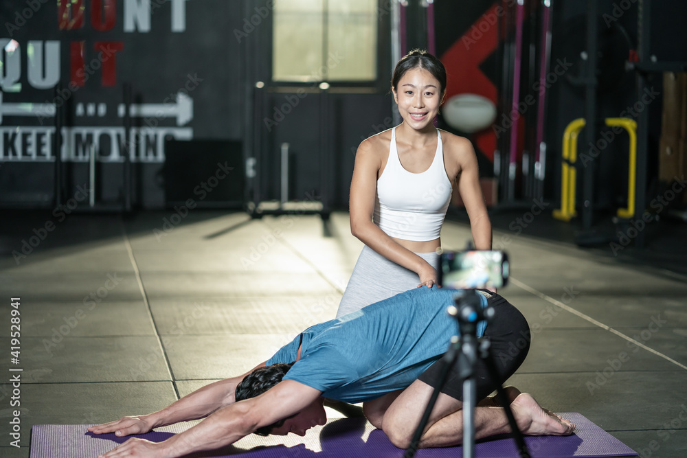 亚洲女瑜伽教练直播在线教授瑜伽课