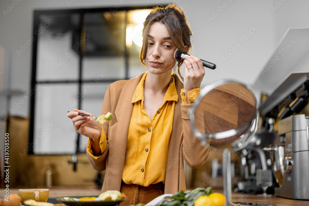 早上匆匆忙忙地上班，吃着早餐，化着妆的年轻女商人