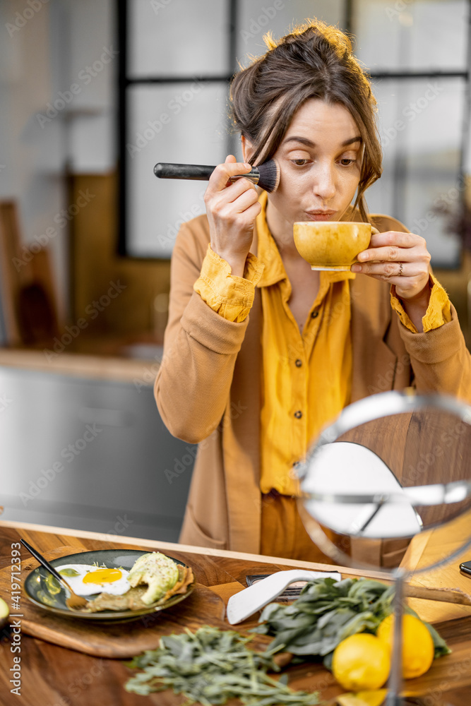 早上匆匆忙忙地上班，喝着咖啡，化着妆的年轻女商人