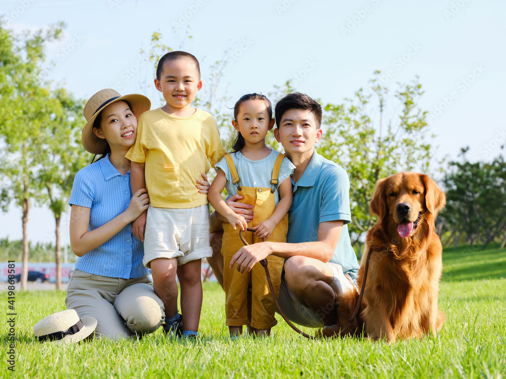 幸福的四口之家和户外宠物狗