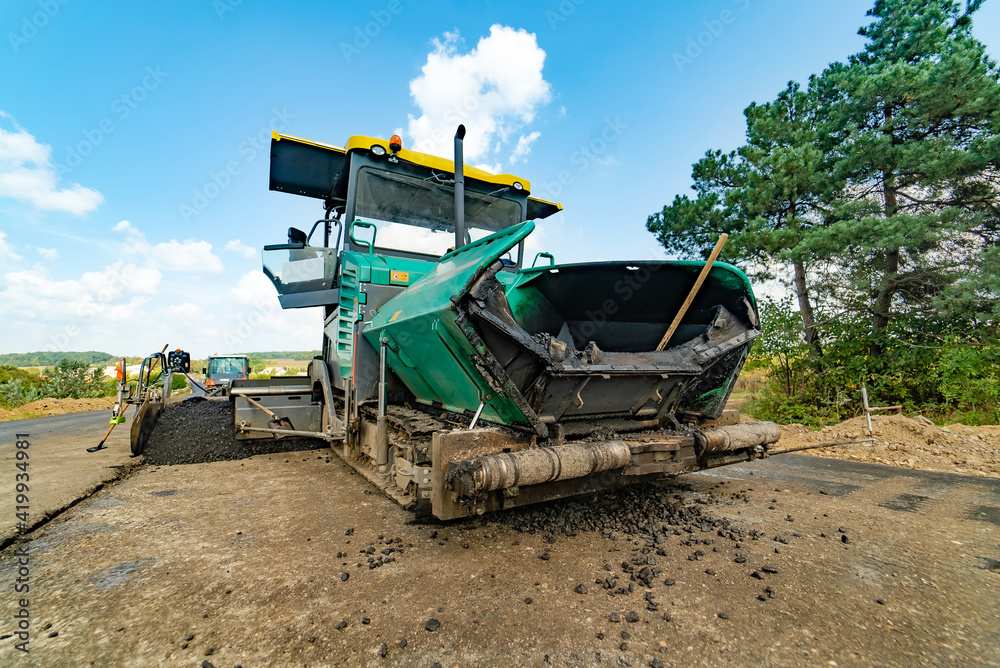 一台重型机械在一个新的道路施工现场工作的近景。道路施工现场的压路机