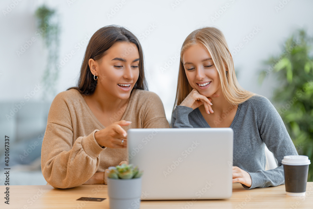 women doing online purchases.