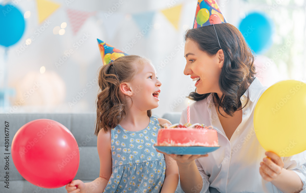 母亲和女儿正在庆祝生日。