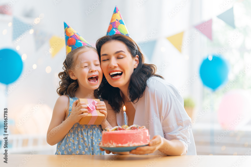 母亲和女儿正在庆祝生日。