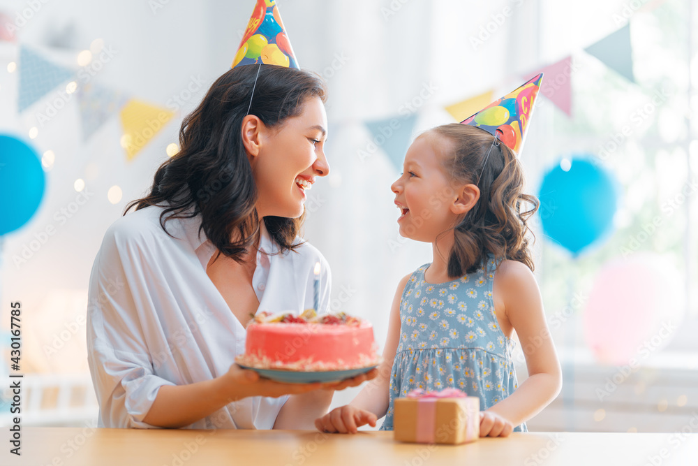 母亲和女儿正在庆祝生日。