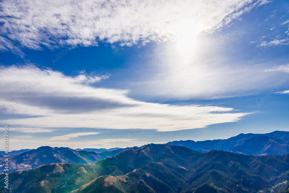 青空と太陽と山