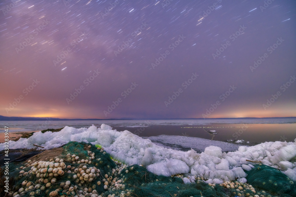 银河系和星星在天空、冰雪中留下痕迹。