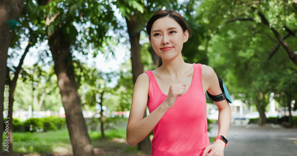 运动型女子跑步