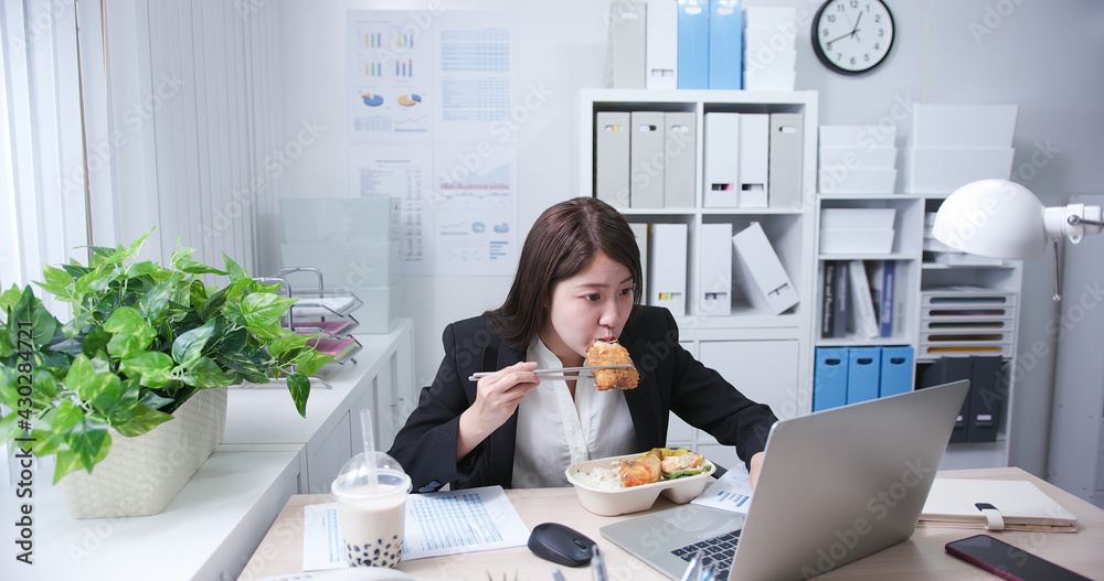 woman eat lunch and work