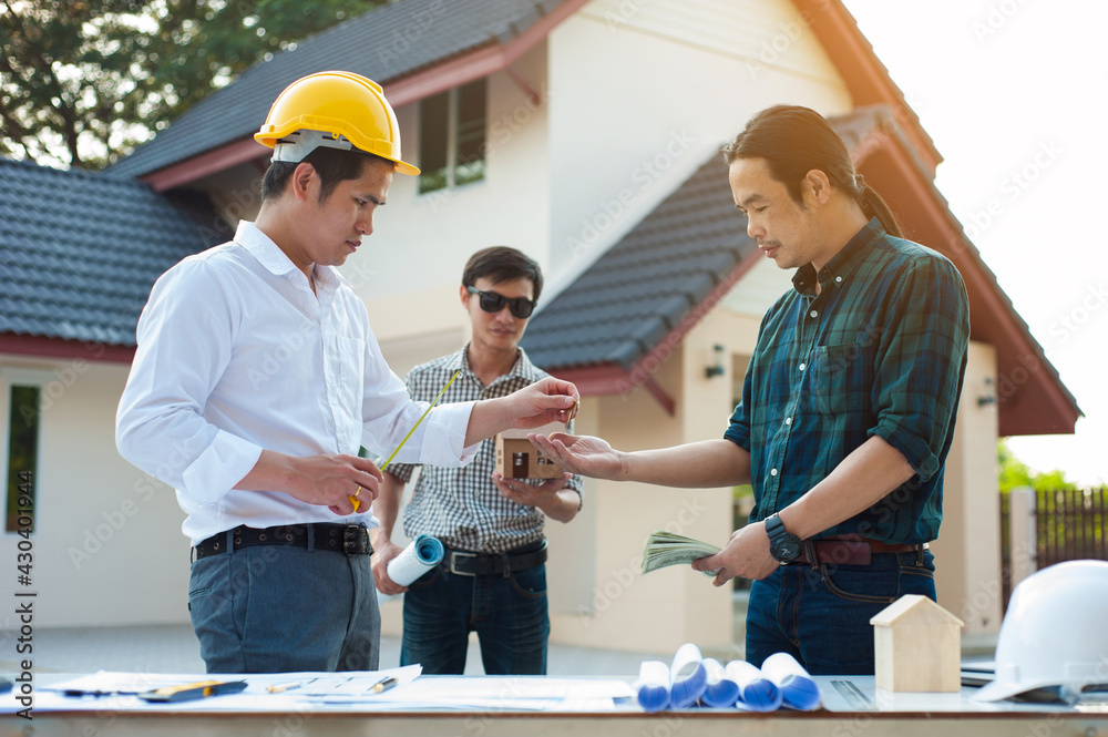 建筑项目检查员团队。承包商与客户讨论房屋装修计划