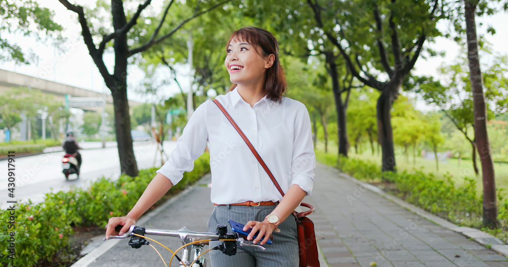 通勤街头的亚裔女性