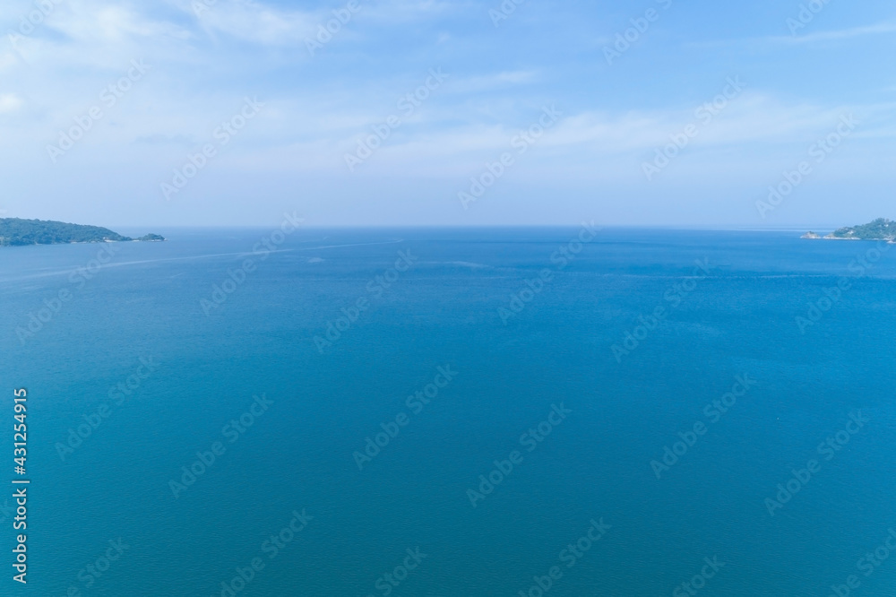 海面鸟瞰图，蓝色海浪和水面纹理的鸟瞰图蓝色海水背景