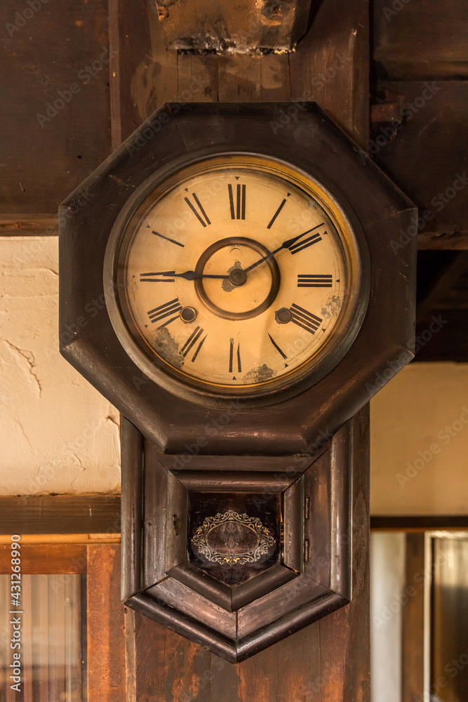 古い柱時計　Very old wooden antique pendulum clock 