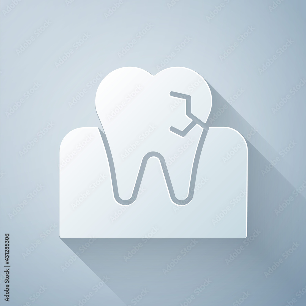 灰色背景上分离的带有龋齿图标的剪纸牙齿。蛀牙。纸艺风格。矢量