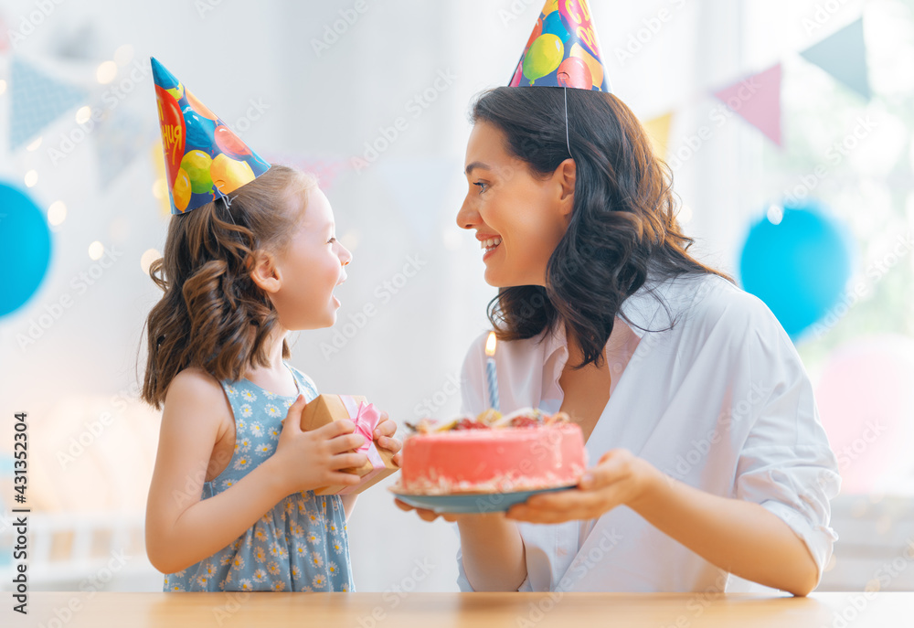 母亲和女儿正在庆祝生日。