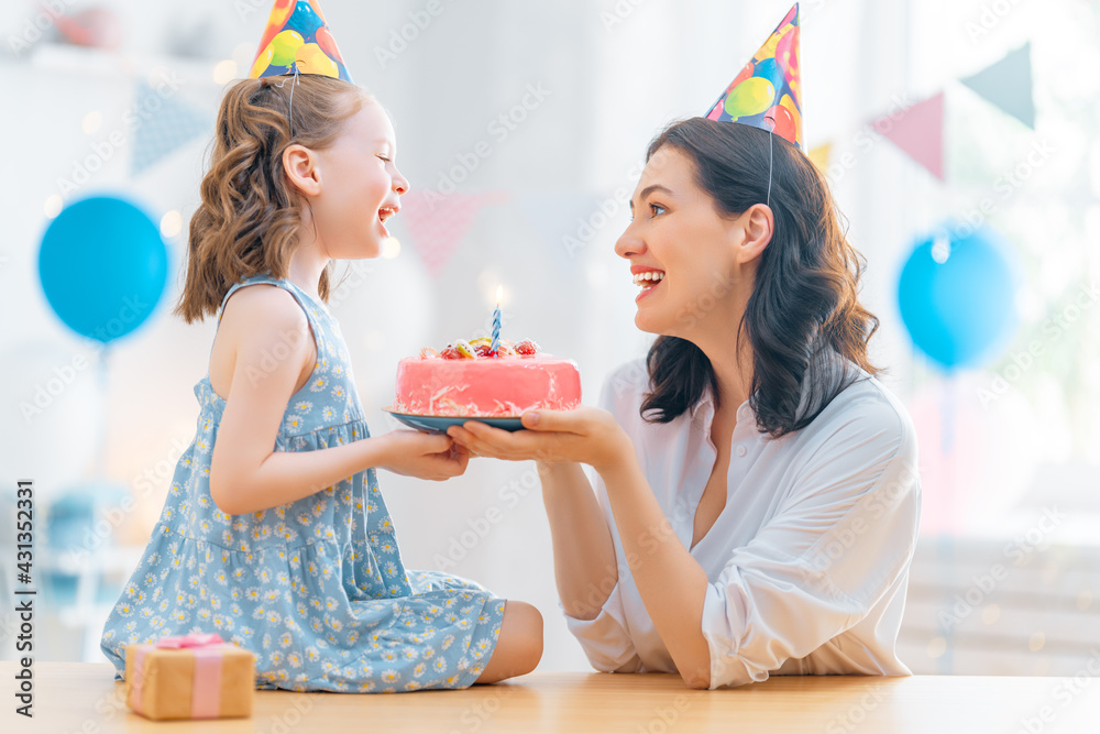 母亲和女儿正在庆祝生日。