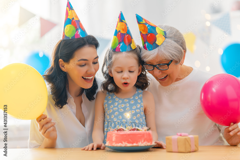 祖母、母亲和女儿正在庆祝生日。