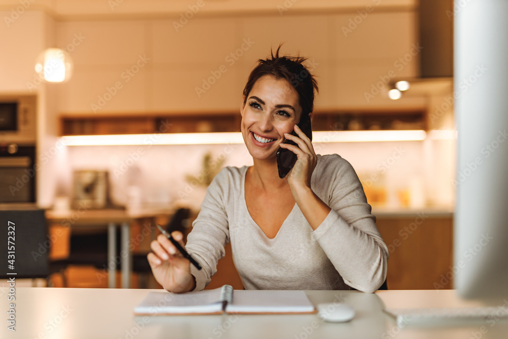 女人在用手机，为晚上做计划。