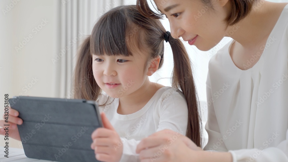 タブレットを使う女の子とお母さん