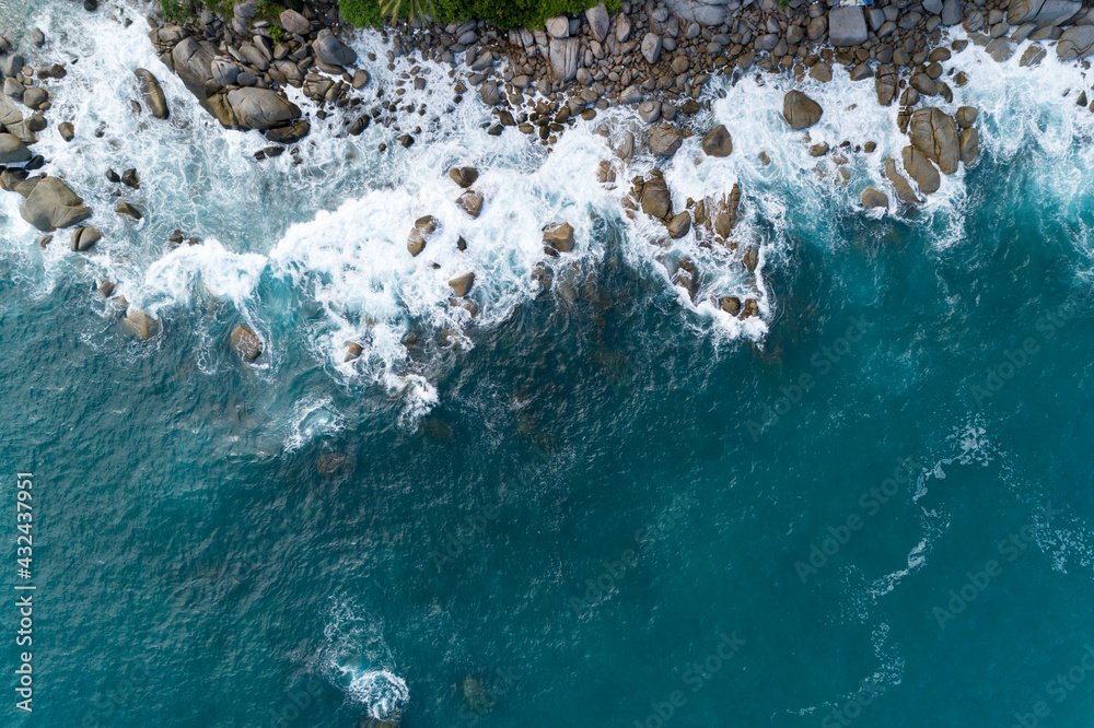 岩石上惊涛骇浪的惊人鸟瞰图海景自然景观和美丽的热带海洋