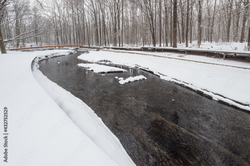 中国吉林省长白山冬季的雪、林、河