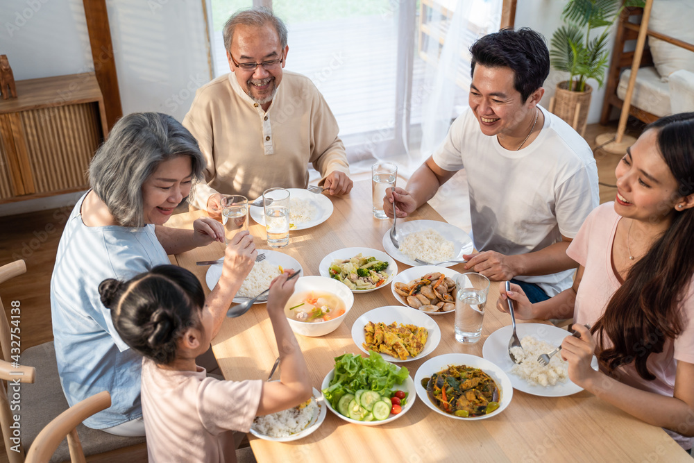 亚洲大家庭在厨房享受美食的俯视图。