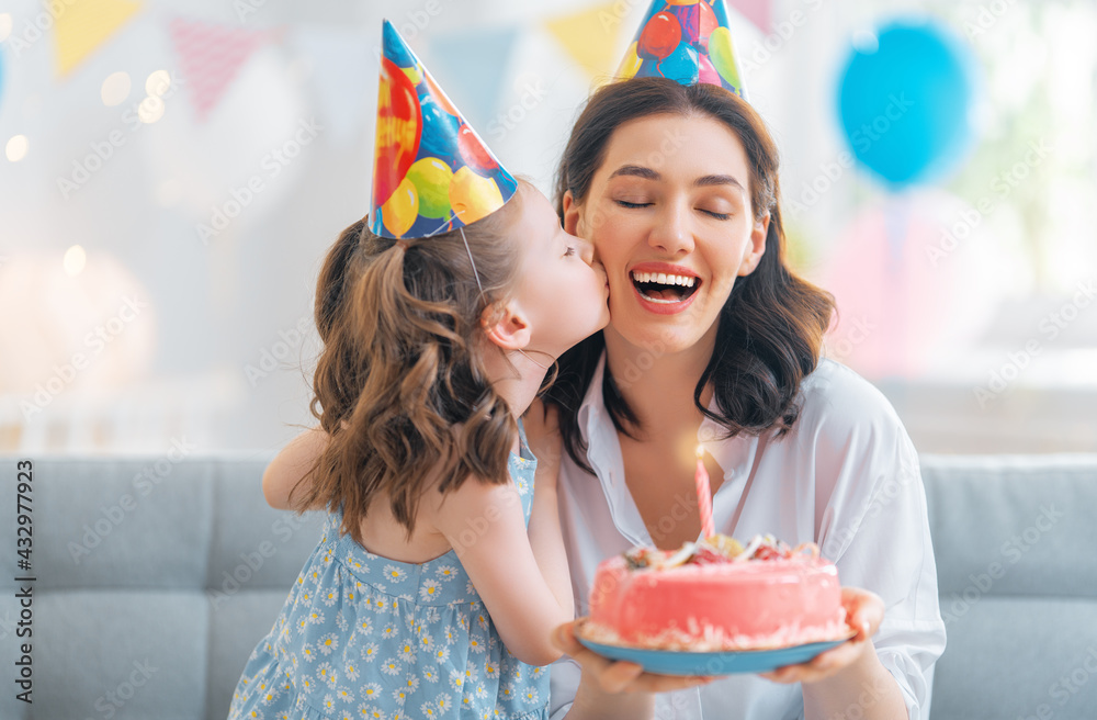 母亲和女儿正在庆祝生日。